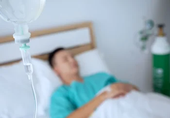 алкоголик получает помощь